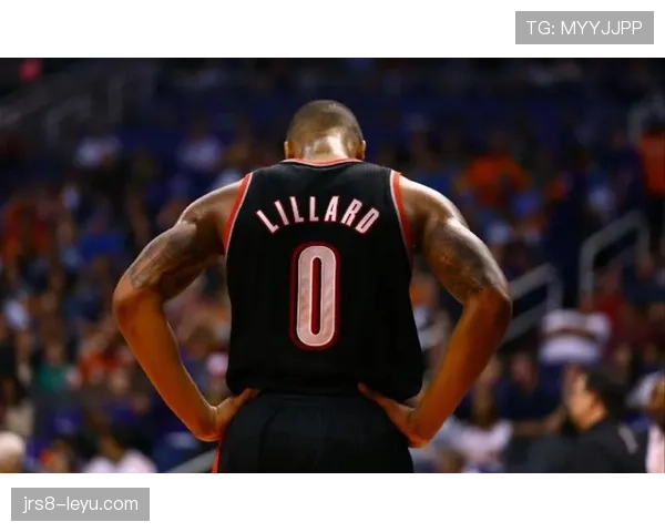 利拉德坐豪车进训练场，旁边路人还以为他是来拍电影的！