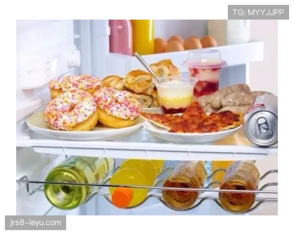 安赛龙家的冰箱里塞满有机蔬菜，训练完直接啃生鸡胸肉当零食